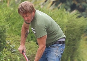 sean penn evinin onunde sokagi temizlerken goruntulendi u8yInd74